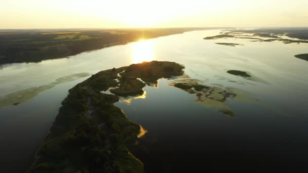 Voo da câmera sobre o rio no meio do qual a ilha passa — Vídeo de Stock