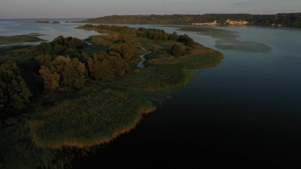 Flug der Kamera über den Fluss, in dessen Mitte die Insel vorbeifließt — Stockvideo