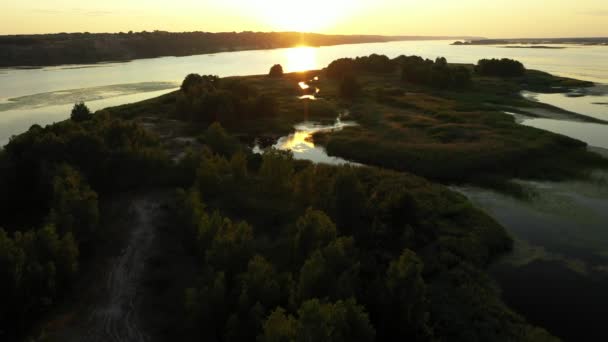 Volo della telecamera sul fiume in mezzo al quale passa l'isola — Video Stock