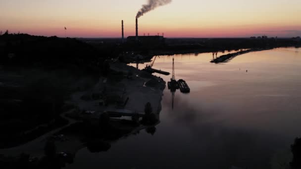Boru Sanayi Fabrikası'nın çevresinde hava yana uçuş. Buhar duman üretim enerji karmaşık meslek kirlenme. Şehir Sovyet Vladivostok Rusya Asya. Kışın kar — Stok video