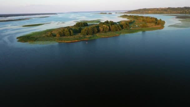 Volo della telecamera sul fiume in mezzo al quale passa l'isola — Video Stock