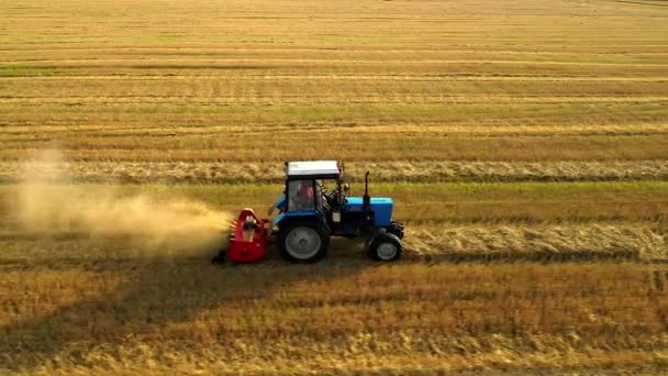 Traktory a zemědělské stroje sklízející kukuřici na podzim, dechberoucí letecký pohled.