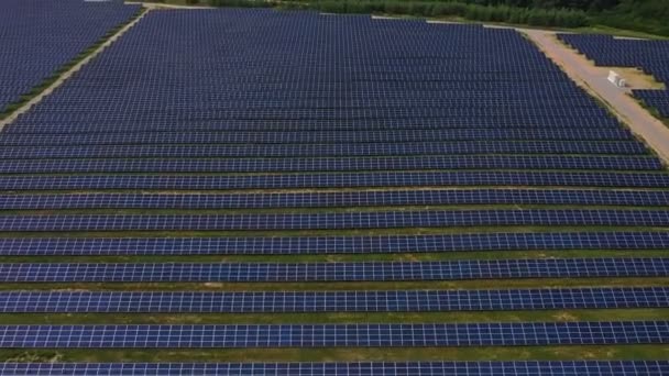 4k Luftaufnahme von Sonnenkollektoren Farm Solarzelle mit Sonnenlicht. Drohnenflug über Sonnenkollektoren, 2019 — Stockvideo