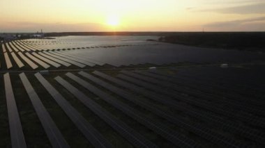 Güneş Panelleri Çiftliği güneş ışığı ile güneş pili 4k Havadan görünümü. Drone uçuş güneş panelleri üzerinde uçmak,2019