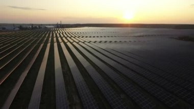 Güneş Panelleri Çiftliği güneş ışığı ile güneş pili 4k Havadan görünümü. Drone uçuş güneş panelleri üzerinde uçmak,2019