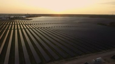 Güneş Panelleri Çiftliği güneş ışığı ile güneş pili 4k Havadan görünümü. Drone uçuş güneş panelleri üzerinde uçmak,2019