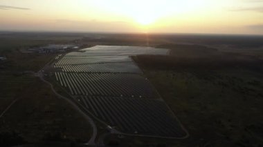 Güneş Panelleri Çiftliği güneş ışığı ile güneş pili 4k Havadan görünümü. Drone uçuş güneş panelleri üzerinde uçmak,2019