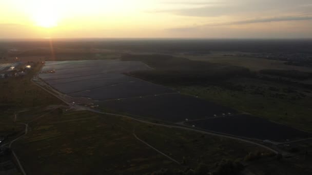 Vista aérea 4K de paneles solares Granja de células solares con luz solar.Vuelo de drones volar sobre paneles solares, 2019 — Vídeo de stock