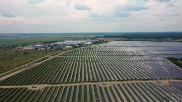 4k Luftaufnahme von Sonnenkollektoren Farm Solarzelle mit Sonnenlicht. Drohnenflug über Sonnenkollektoren, 2019 — Stockvideo