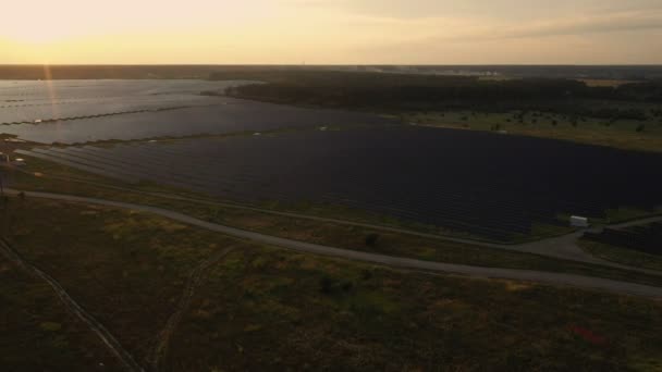 4k luchtfoto van zonnepanelen boerderij zonnecel met zonlicht. Drone vlucht vliegen over zonnepanelen, 2019 — Stockvideo