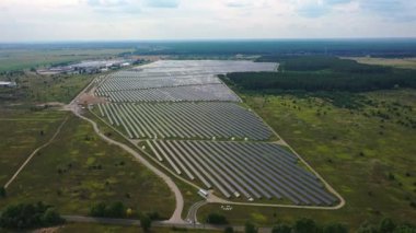 Güneş Panelleri Çiftliği güneş ışığı ile güneş pili 4k Havadan görünümü. Drone uçuş güneş panelleri üzerinde uçmak,2019