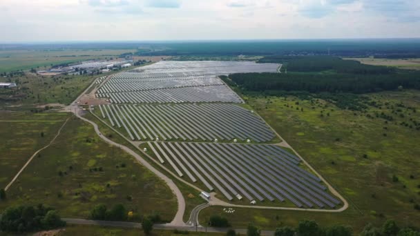 4K Veduta aerea dei pannelli solari Fattoria cella solare con luce solare. Drone volo volare sopra i pannelli solari, 2019 — Video Stock