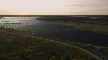 Güneş Panelleri Çiftliği güneş ışığı ile güneş pili 4k Havadan görünümü. Drone uçuş güneş panelleri üzerinde uçmak,2019