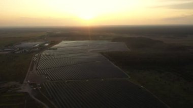 Güneş Panelleri Çiftliği güneş ışığı ile güneş pili 4k Havadan görünümü. Drone uçuş güneş panelleri üzerinde uçmak,2019