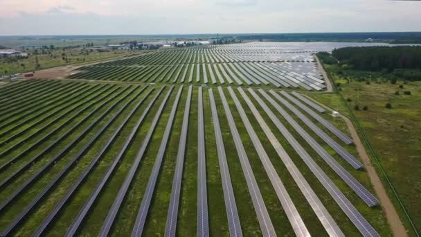 4k luchtfoto van zonnepanelen boerderij zonnecel met zonlicht. Drone vlucht vliegen over zonnepanelen, 2019 — Stockvideo