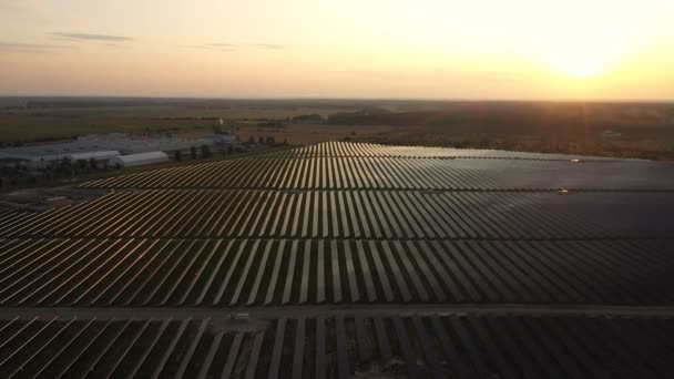 4K εναέρια θέα των ηλιακών πάνελ αγρόκτημα ηλιακών κυττάρων με ηλιακό φως. Πτήση με κηφήνες πετούν πάνω από ηλιακούς συλλέκτες, 2019 — Αρχείο Βίντεο