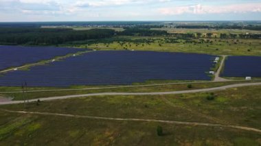 Güneş Panelleri Çiftliği güneş ışığı ile güneş pili 4k Havadan görünümü. Drone uçuş güneş panelleri üzerinde uçmak,2019