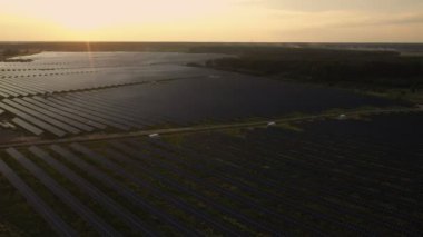 Güneş Panelleri Çiftliği güneş ışığı ile güneş pili 4k Havadan görünümü. Drone uçuş güneş panelleri üzerinde uçmak,2019