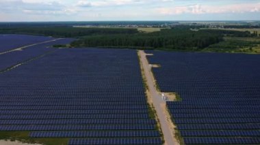 Güneş Panelleri Çiftliği güneş ışığı ile güneş pili 4k Havadan görünümü. Drone uçuş güneş panelleri üzerinde uçmak,2019