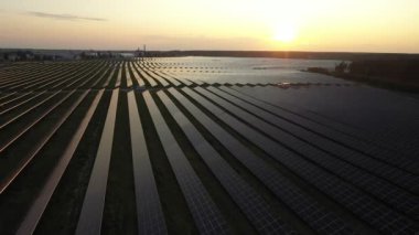 Güneş Panelleri Çiftliği güneş ışığı ile güneş pili 4k Havadan görünümü. Drone uçuş güneş panelleri üzerinde uçmak,2019