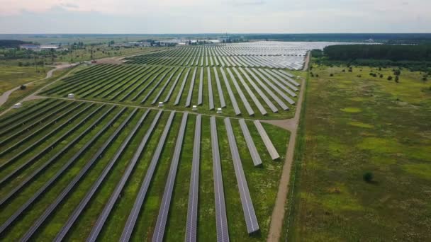 太陽光を含むソーラーパネルファーム太陽電池の4k空中ビュー。ドローン飛行はソーラーパネルの上を飛ぶ、2019 — ストック動画