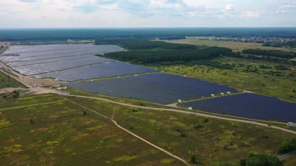 4K Flygbild av solpaneler gård solcell med solljus. Drone Flight flyga över solpaneler, 2019 — Stockvideo