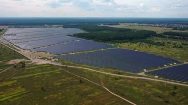 Güneş Panelleri Çiftliği güneş ışığı ile güneş pili 4k Havadan görünümü. Drone uçuş güneş panelleri üzerinde uçmak,2019
