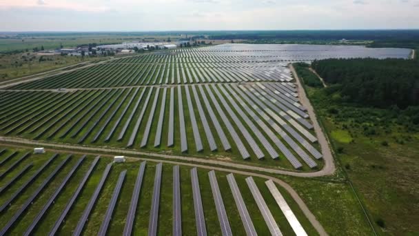 4k luchtfoto van zonnepanelen boerderij zonnecel met zonlicht. Drone vlucht vliegen over zonnepanelen, 2019 — Stockvideo
