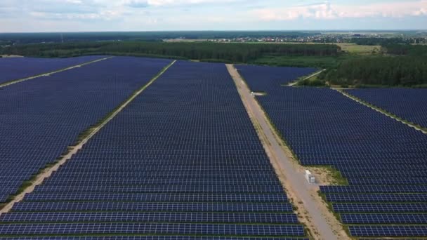 4k luchtfoto van zonnepanelen boerderij zonnecel met zonlicht. Drone vlucht vliegen over zonnepanelen, 2019 — Stockvideo