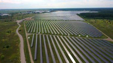 Güneş Panelleri Çiftliği güneş ışığı ile güneş pili 4k Havadan görünümü. Drone uçuş güneş panelleri üzerinde uçmak,2019
