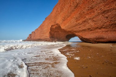 Kırmızı Güney Atlas Okyanusu kıyısında. Marocco