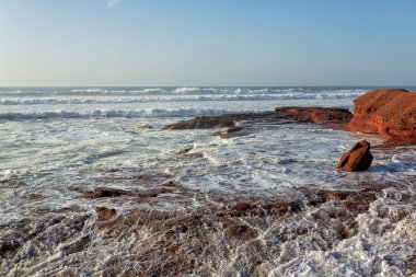 Kırmızı Güney Atlas Okyanusu kıyısında. Marocco