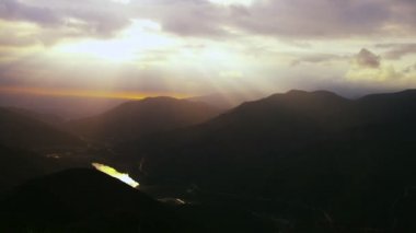 Dağ Sırası Siluet Sunrise Havadan Görünümü. Manzara Dawn Sunlight Dağlık Cottage Köyü Genel Bakış. Vahşi Doğa Manzara.