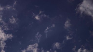 Pofuduk Bulutlar, Kabarık Beyaz Bulutlar Mavi Gökyüzü Hızlandırılmış Hareket Arkaplanı. Parlak mavi gökyüzü kabarık beyaz bulutlu bulutlu cennet. Kabarık tüylü beyaz bulutlu mavi gökyüzü arkaplanı.