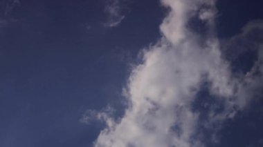 Pofuduk Bulutlar, Kabarık Beyaz Bulutlar Mavi Gökyüzü Hızlandırılmış Hareket Arkaplanı. Parlak mavi gökyüzü kabarık beyaz bulutlu bulutlu cennet. Kabarık tüylü beyaz bulutlu mavi gökyüzü arkaplanı.