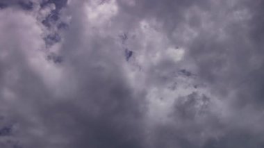 Pofuduk Bulutlar, Kabarık Beyaz Bulutlar Mavi Gökyüzü Hızlandırılmış Hareket Arkaplanı. Parlak mavi gökyüzü kabarık beyaz bulutlu bulutlu cennet. Kabarık tüylü beyaz bulutlu mavi gökyüzü arkaplanı.