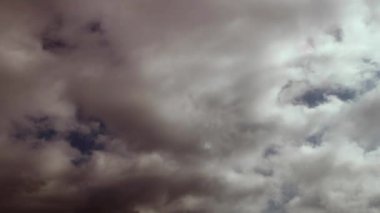 Pofuduk Bulutlar, Kabarık Beyaz Bulutlar Mavi Gökyüzü Hızlandırılmış Hareket Arkaplanı. Parlak mavi gökyüzü kabarık beyaz bulutlu bulutlu cennet. Kabarık tüylü beyaz bulutlu mavi gökyüzü arkaplanı.