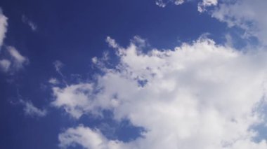 Pofuduk Bulutlar, Kabarık Beyaz Bulutlar Mavi Gökyüzü Hızlandırılmış Hareket Arkaplanı. Parlak mavi gökyüzü kabarık beyaz bulutlu bulutlu cennet. Kabarık tüylü beyaz bulutlu mavi gökyüzü arkaplanı.