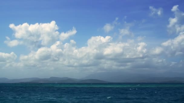 Paysage nuageux et tempête de pluie au-dessus de l'océan Pacifique au Panama. Mauvais temps avec ciel nuageux, pluie, tonnerres . — Video