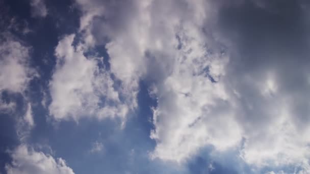 Pofuduk Bulutlar, Kabarık Beyaz Bulutlar Mavi Gökyüzü Hızlandırılmış Hareket Arkaplanı. Parlak mavi gökyüzü kabarık beyaz bulutlu bulutlu cennet. Kabarık tüylü beyaz bulutlu mavi gökyüzü arkaplanı. — Stok video
