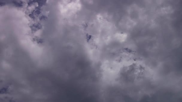 パフィー雲、ふわふわの白い雲青空タイムラプスの動きの背景。明るい青空ふわふわと白い雲の風景曇りの天国。ふわふわの白い雲｜青い空の背景. — ストック動画