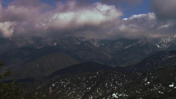 산맥 실루엣 일출 공중 보기입니다. 경치 좋은 새벽 햇빛 산악 코티지 빌리지 개요. 야생 자연 풍경. — 비디오