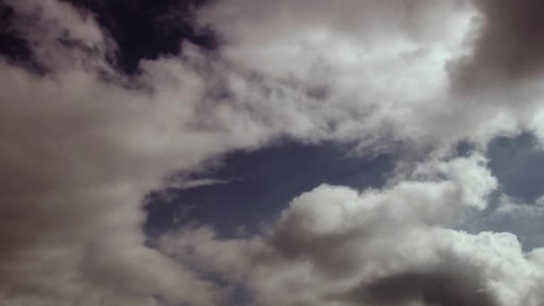 VÊTEMENTS DE PUFFY, nuages blancs pelucheux gonflés ciel bleu fond de mouvement de lapse de temps. Ciel bleu vif ciel gonflé nuage blanc gonflé ciel nuageux nuageux. Puffy nuage blanc pelucheux fond bleu ciel . — Video