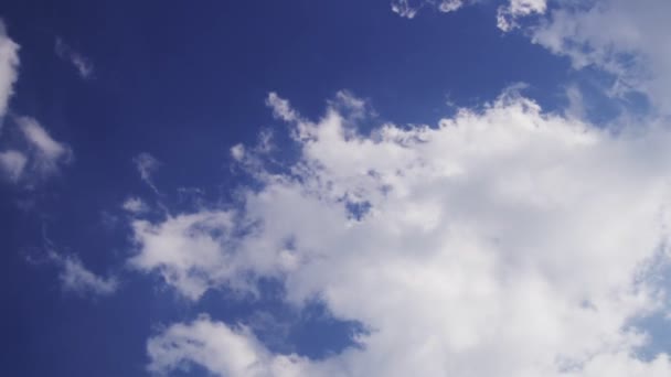 PUFFY CLOUDS, Puffy načechrané bílé mraky modrá obloha čas zpoždění pohybu pozadí. Jasně modrá obloha nadýchané nadýchané bílé mraky oblačnost oblačné nebe. Puffy nadýchaný bílý mrak modrá obloha pozadí. — Stock video