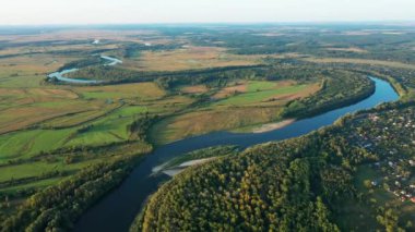 Güzel sel-çayır ve nehir sel havadan görünümü. Nehir Chernihiv Oblastı Milli Doğa Parkı'nda baharda su dolu zaman güzel Desna nehri üzerinde Uçan, Ukrayna.