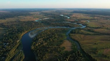 Güzel sel-çayır ve nehir sel havadan görünümü. Nehir Chernihiv Oblastı Milli Doğa Parkı'nda baharda su dolu zaman güzel Desna nehri üzerinde Uçan, Ukrayna.