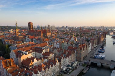 Gdansk Polonya'da bir şehirdir. Gdansk sabah ışınları, güneş eski şehrin çatılarından yansıtılır.