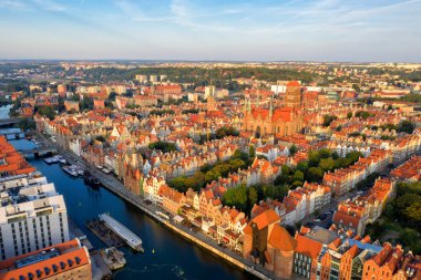 Gdansk Polonya'da bir şehirdir. Gdansk sabah ışınları, güneş eski şehrin çatılarından yansıtılır.