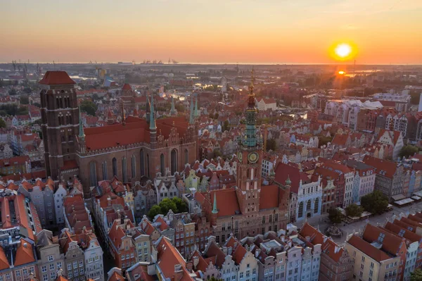 Gdansk Polonya'da bir şehirdir. Gdansk sabah ışınları, güneş eski şehrin çatılarından yansıtılır.