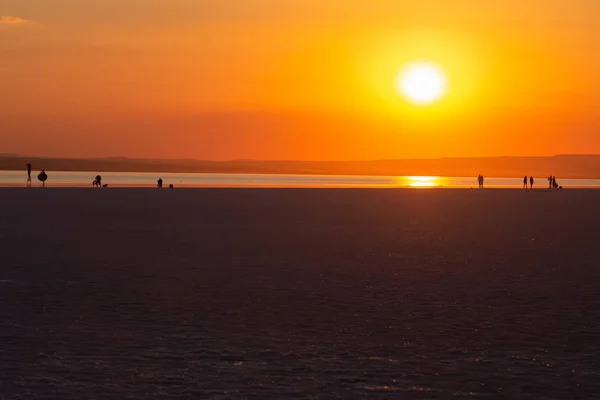 Lac salé Konya Turquie. Un homme qui regarde loin — Photo